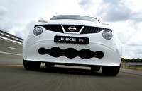 Bemper Nissan Juke-R memiliki desain grille yang besar untuk mempermudah aliran udara masuk untuk mendinginkan mesin besar yang digendongnya. (dok Nissan)