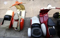 Untuk menarik pembeli, Vespa tersebut dimodifikasi dengan diberi tempat duduk tambahan di samping kiri.