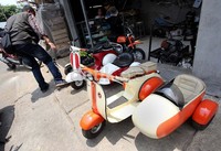 Para pengendara yang melintas rela berhenti untuk melihat Vespa mini tersebut.