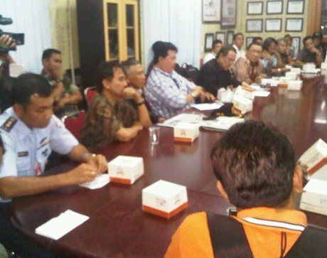 Minta Maaf, Letkol Robert Peluk Wartawan yang Dicekiknya