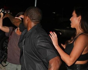 Demi Kim Kardashian, Kanye West Rebut Kamera Paparazzi