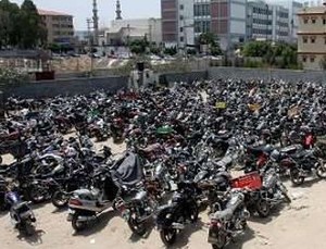 Gaza Batasi Mobil Tua dan Motor