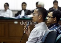 Dadang Hermawan dan Lutfi Adriansyah memberikan kesaksian. Dalam kesaksiannya, Lutfi pernah melihat Angie masuk ke ruangan Wayan Koster, segera setelah Lutfi menyerahkan uang Rp 5 miliar. (Ramses/detikcom).