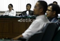 Angie serius mendengarkan keterangan yang disampaikan saksi. (Ramses/detikcom).