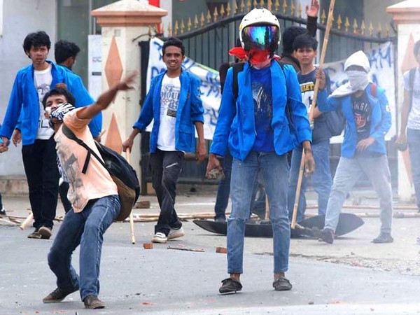 Mahasiswa dan Polri Bentrok di Pamulang