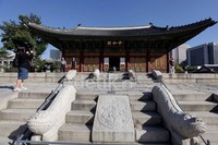 Bangunan utama kompleks isstana yang dalam bahasa Inggris berarti Palace of Virtuous Longevity. Suasananya sangat teduh dan asri saat detikFoto berkunjung, Selasa (16/10). Dari Jakarta, terdapat penerbangan Garuda ke Seoul yang terbang tujuh kali dalam seminggu. Dari hotel Anda menginap dimana saja, dapat menggunakan kereta bawah tanah untuk mencapai istana ini.