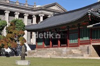 Arsitektur bangunan sangat khas Korea masa silam dipadu dengan pohon pinus dan pohon lain yang rindang. Taman yang cukup luas akan mengeliling kompleks istana yang setidaknya terdapat 7 bangunan utama.