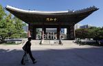 Menjejak Kaki di Istana Deoksugung Seoul