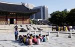 Menjejak Kaki di Istana Deoksugung Seoul