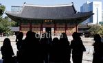 Menjejak Kaki di Istana Deoksugung Seoul