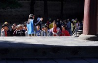 Anak-anak ini belajar langsung ke lokasi masa lalu Korea.