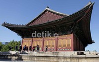 Untuk masuk ke kompleks istana tersebut, wisatawan akan dipungut tiket yang terbilang murah yakni sebesar W 1.000 (sekitar Rp9.000) untuk orang dewasa dan W 500 untuk anak kecil. Tidak ada pembedaan tiket bagi turis asing maupun turis lokal.