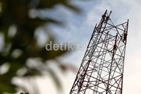 Pekerja sedang memperbaiki tower BTS di Jalan Kramat Raya, Jakarta.