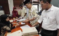 Mereka menyerahkan surat pernyataan yang meminta KPU lebih mandiri mengelola pemilu.