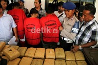 Ketiga tersangka juga dihadirkan dalam gelar barang bukti di Mapolres Jakarta Pusat.
