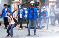 Para mahasiswa melempari polisi dengan batu. (Budiman/pembaca)