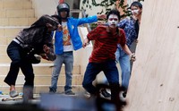 Setidaknya lima anggota Polri dan seorang mahasiswa Unpam luka-luka akibat bentrokan fisik dalam aksi demo itu. (Budiman/pembaca)