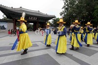 Atraksi menarik untuk para turis ini dilakukan pukul 10.00 dan 17.00 waktu setempat. Para penjaga menggunakan baju zaman kekaisaran Korea.