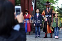 Pengunjung dapat berfoto bersama dengan para penjaga. Jangan harap penjaga ini memberi senyum karena mereka tetap berkonsentrasi dengan wajah serius.