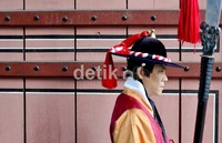 Kompleks istana Deoksugung mudah dicapai dengan kereta bawah tanah. Tidak jauh dari istana, terdapat stasiun City Hall bagi siapapun yang hendak ke istana ini.