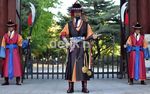 Aksi Unik Penjaga Istana Deoksugung Seoul