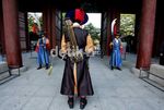 Aksi Unik Penjaga Istana Deoksugung Seoul