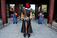 Para penjaga ini berkostum dan beratribut zaman kekaisaran abad ke-15 lengkap dengan senjata dan bendera kekaisaran. Untuk mencapai Seoul, dapat menggunakan berbagai penerbangan ke negeri ginseng tersebut.