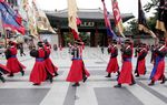 Aksi Unik Penjaga Istana Deoksugung Seoul