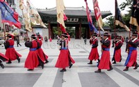 Bertempat di tengah Kota Seoul saat ini, istana yang dibangun pada abad ke-15 oleh Pangeran Wolsan kakak Raja Seongjong berdiri nyaris tertutup oleh gedung-gedung tinggi di Seoul.