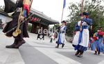 Aksi Unik Penjaga Istana Deoksugung Seoul