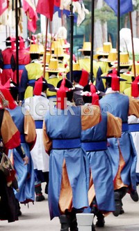 Pakaian mereka seperti dikenakan zaman kekaisaran.