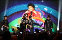 Aksi enerjik Coboy Junior di atas panggung.