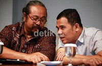 Djaduk Ferianto (kiri) berbincang dengan Garin Nugroho (kanan) disela-sela jumpa pers.