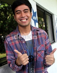 Wajah sumringah Vidi Aldiano. (Gusmun/detikHot).