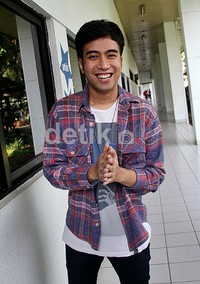 Sepertinya Vidi sedang bahagia. (Gusmun/detikHot).