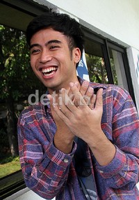 Senyum lebar merekah di wajahnya saat ditemui usai acara DahSyat, Kebon Jeruk, Jakarta Barat, Kamis (18/10/2012). (Gusmun/detikHot).