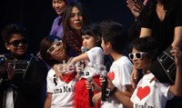 Saat Afika menyanyikan lagu I Love Mama, Coboy Junior juga tampil dengan baju bertuliskan nama ibunya masing-masing.