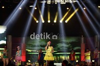 Angel Pieters yang kini beranjak remaja itu tampil cantik dengan balutan dress berwarna kuning.