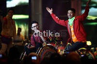 Jebolan ajang pencarian bakat Idola Cilik itu beraksi di atas panggung dengan becak.