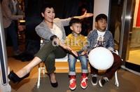 Keceriaan tampak terpancar di wajah keluarga Indy Barends.