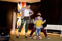 Inilah aksi Indy berlenggak-lenggok di halaman gerai Next.