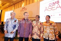 Presiden Direktur Bank CIMB Niaga Arwin Rasyid (kiri), bersama Direktur Commercial Bangking and Syariah Bank CIMB Niaga Handoyo Soebali (kedua dari kiri), Direktur Market Integration ASEAN Economic Community Subash Bose Pillai (kedua dari kanan), dan Director Tax KPMG Hadibroto Sundfitris L Marulitua, saat membuka CIMB Niaga ASEAN  SME Forum 2012.