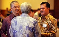 Mantan Duta Besar Republik Indonesia untuk Malaysia Dai Bachtiar (kanan) berbincang-bincang bersama Direktur Commercial Banking and Syariah Bank CIMB Niaga Handoyo Soebali (kiri) dan Presiden Direktur Bank CIMB Niaga Arwin Rasyid (tengah), usai pembukaan CIMB ASEAN SME Forum 2012.