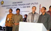 Menteri ESDM, Jero Wacik (kanan), didampingi Direktur Utama PLN, Nur Pamudji (paling kiri), kepala BKPM, Muhammad Chatib Basri (dua dari kanan) meresmikan PLTU Cirebon Unit 1 - 1 x 660 MW. Agus Trimukti/Humas PLN.