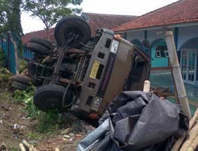 Truk Muat Kayu Terguling Tabrak Pagar MTsN Jember