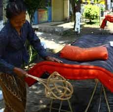 Tradisi Unik Jemur Kasur Merah Hitam Suku Osing