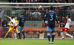 Wayne Rooney membobol gawang Polandia lewat tandukannya di menit ke-31. Reuters/Kacper Pempel.