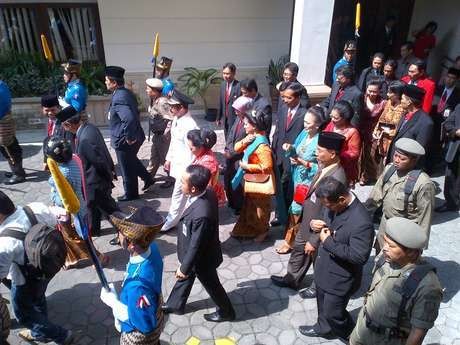 Ketika Jokowi Cium Tangan Bibit