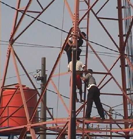 Cemburu, Seorang Suami di Tegal Panjat Tower 30 Meter 