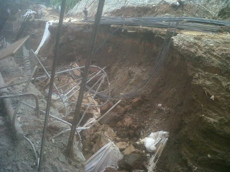 Kuli Bangunan Tertimpa Longsor di Proyek RS Siloam TB Simatupang